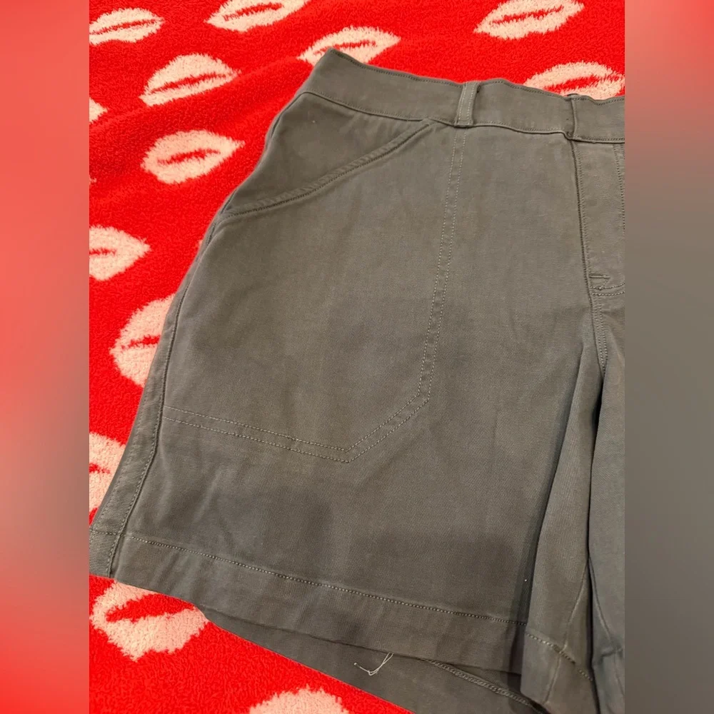SPANX Women's Charcoal Cargo Shorts - Picture 7 of 7